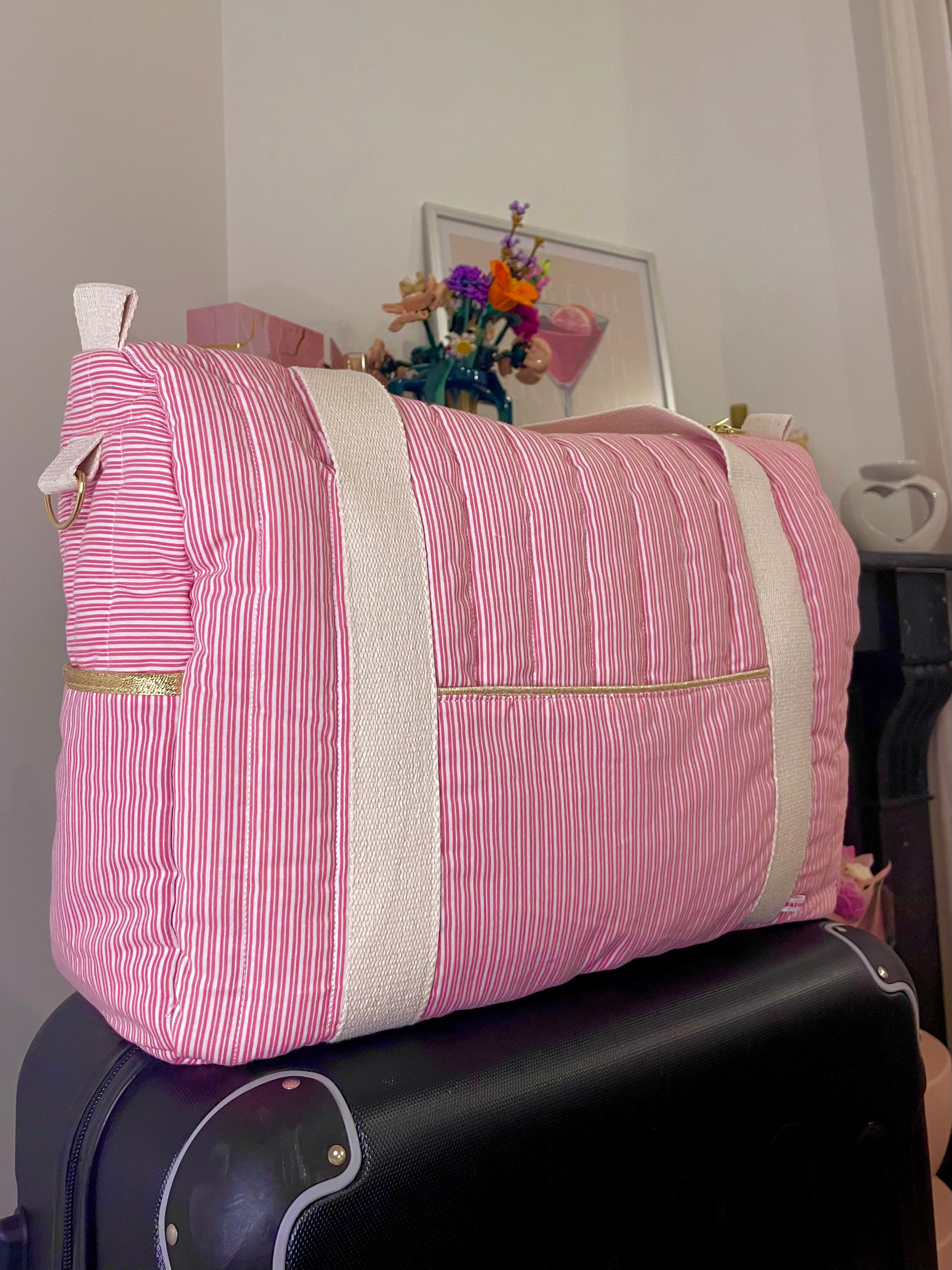 Le sac de voyage rose rayé