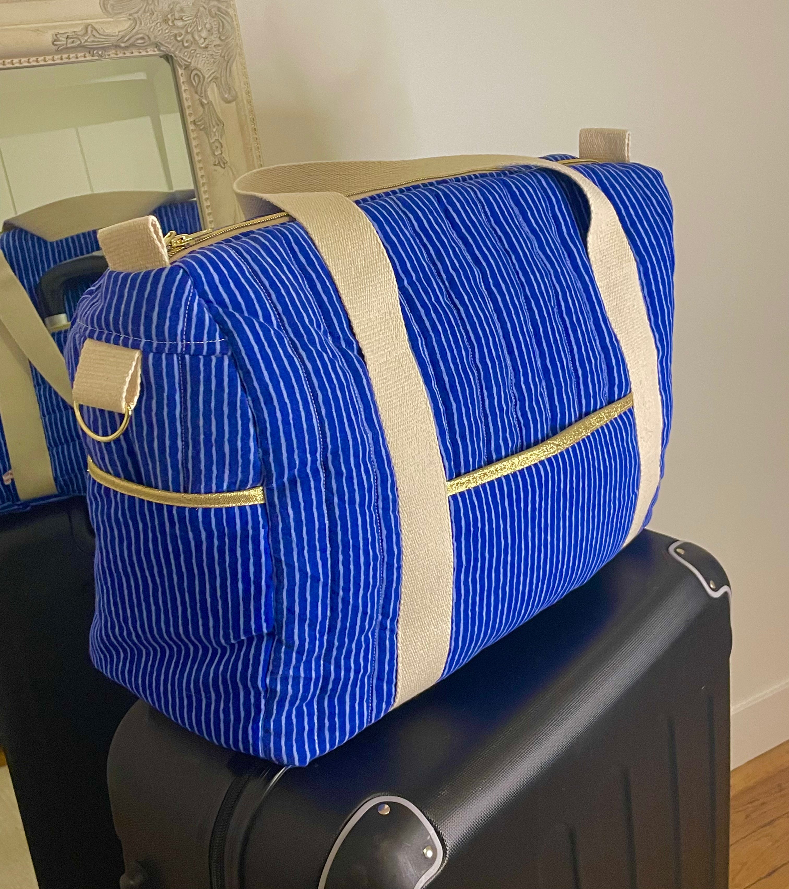 Le sac de voyage bleu rayé