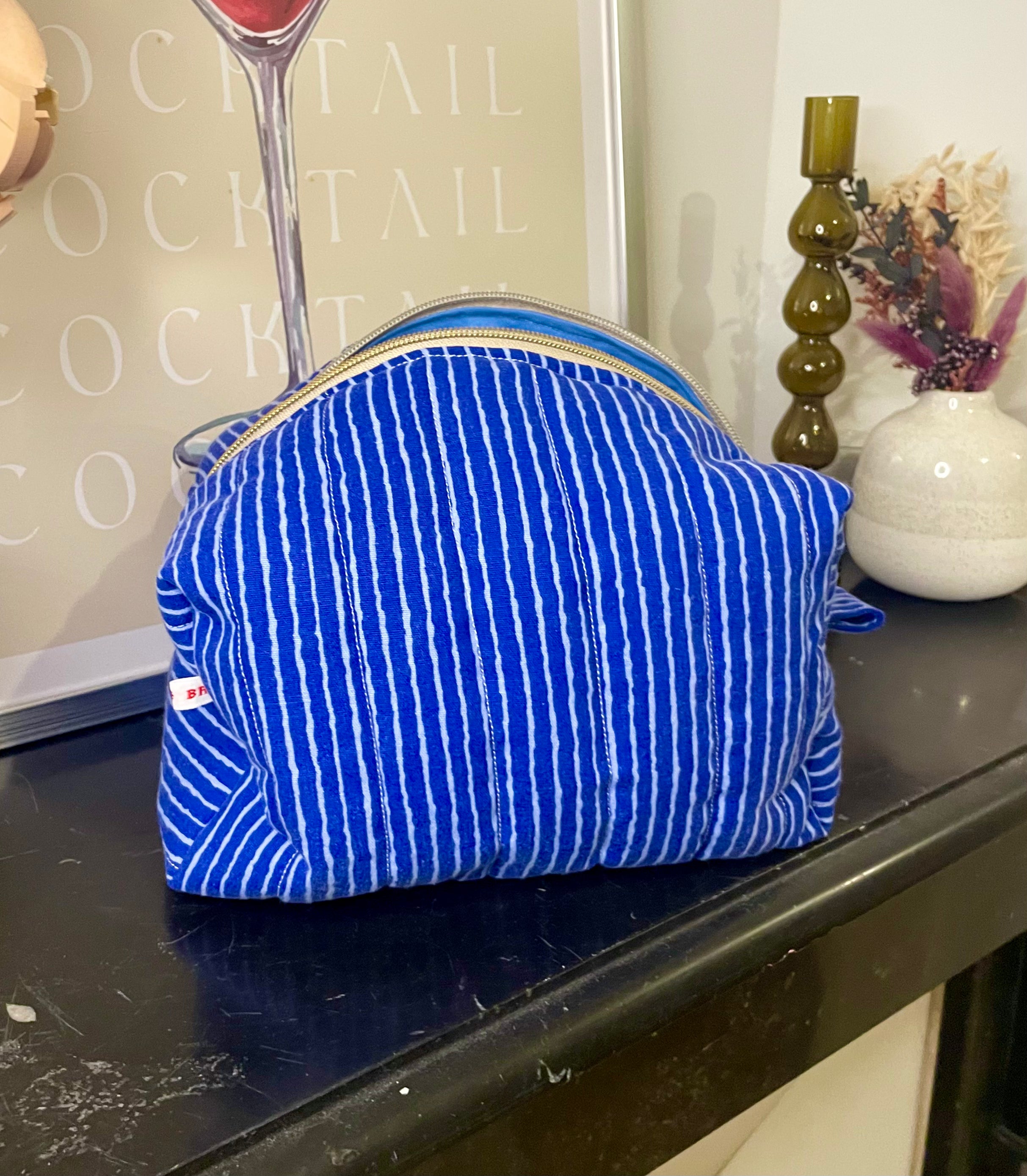 La trousse maquillage bleue rayée