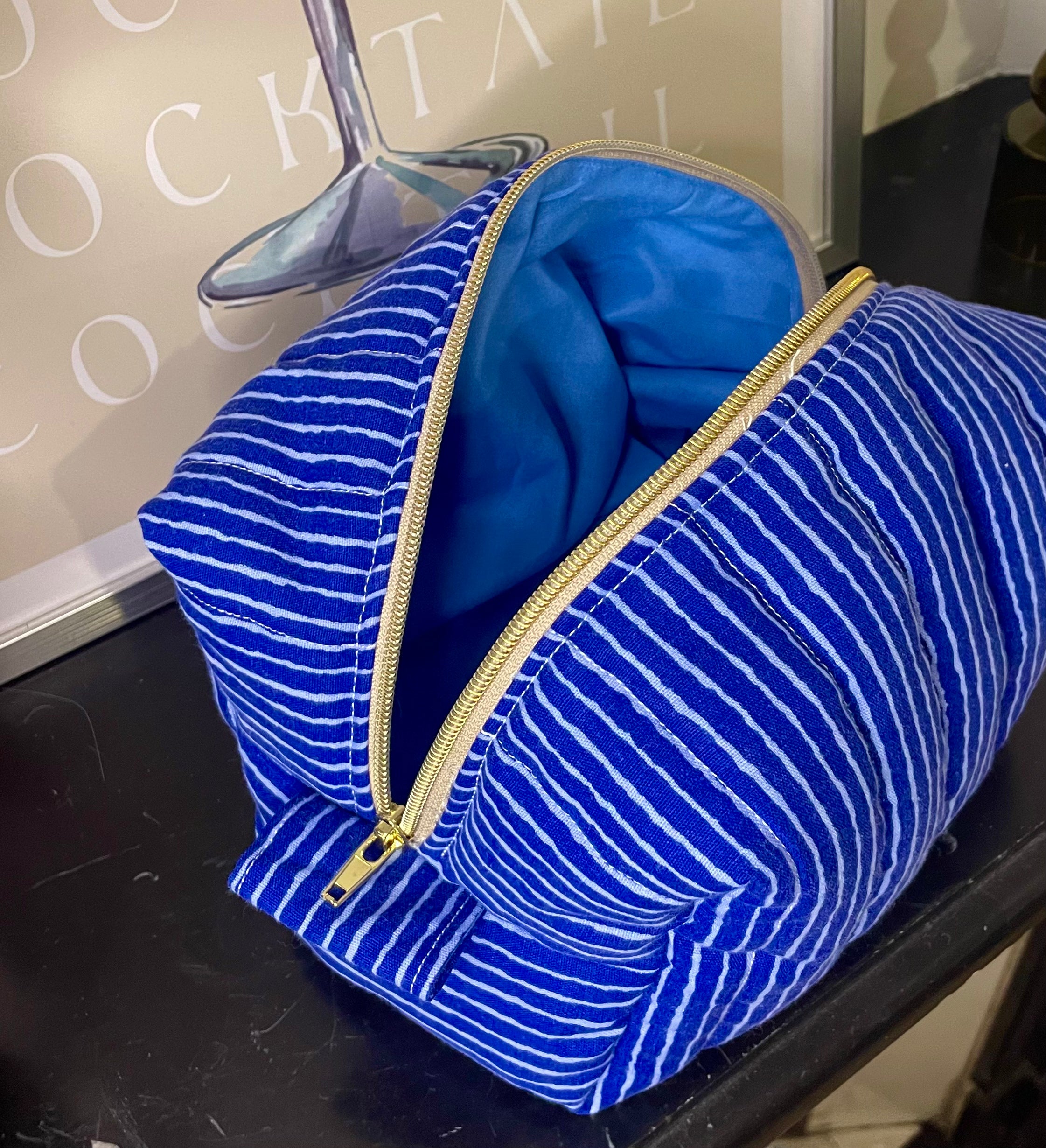 La trousse maquillage bleue rayée