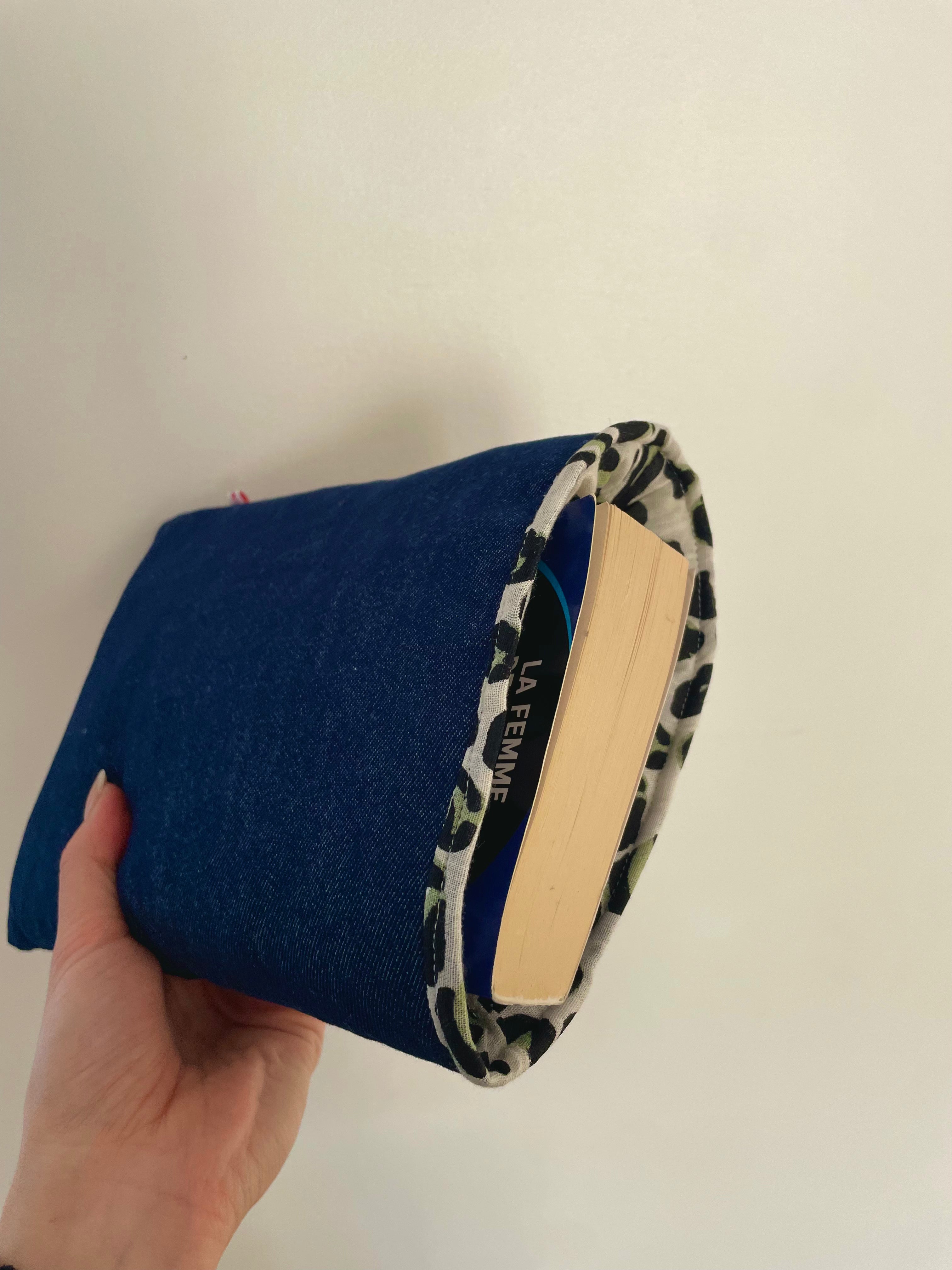 La housse de livre léopard et jean